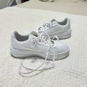 Nike women’s air force 1 platform